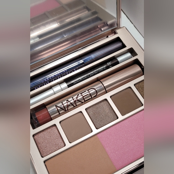 New! Urban Decay Naked On the Run Palette - Picture 5 of 12